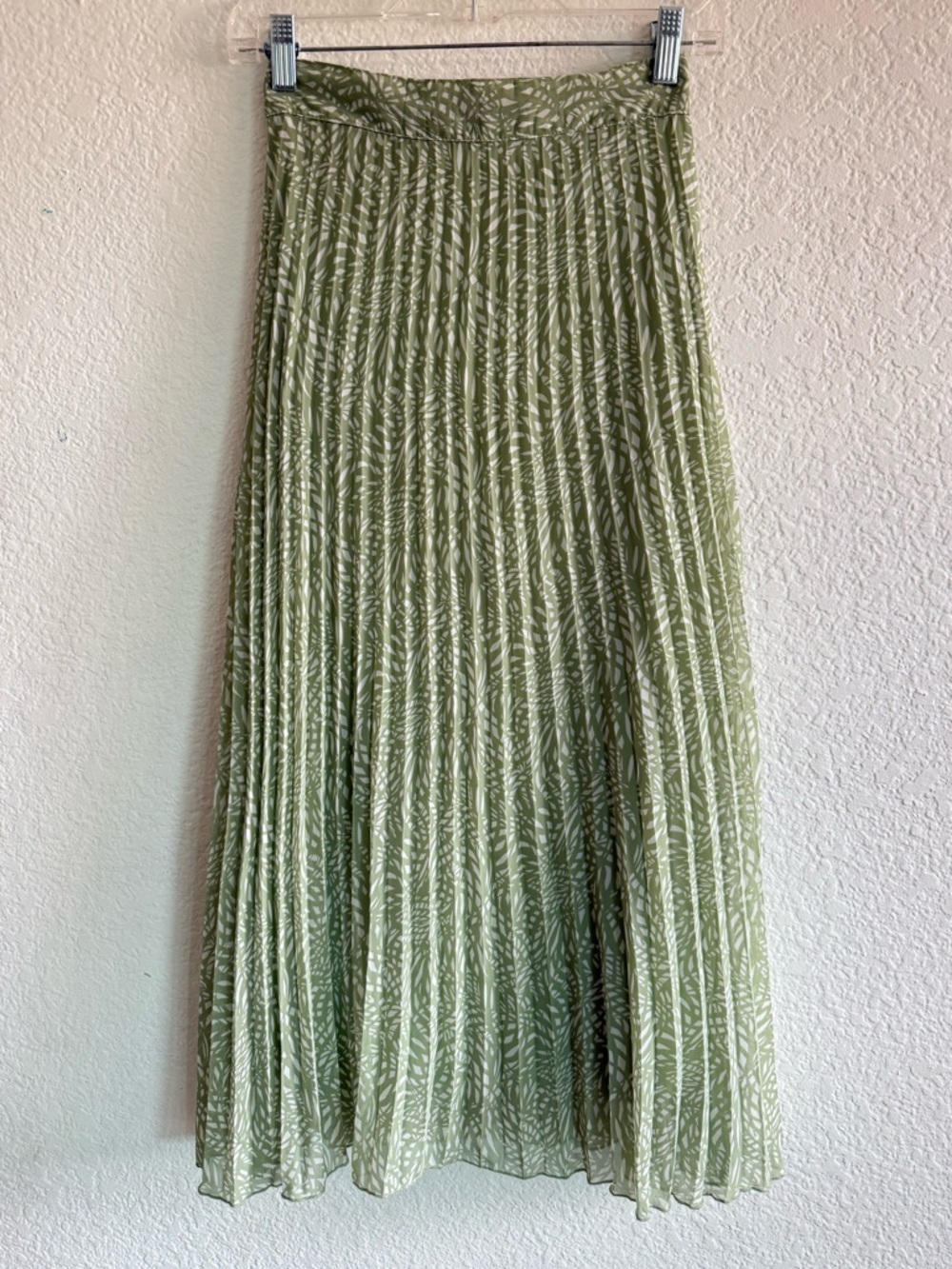 Japna Olive Green Leaf-Print Pleated Midi Skirt